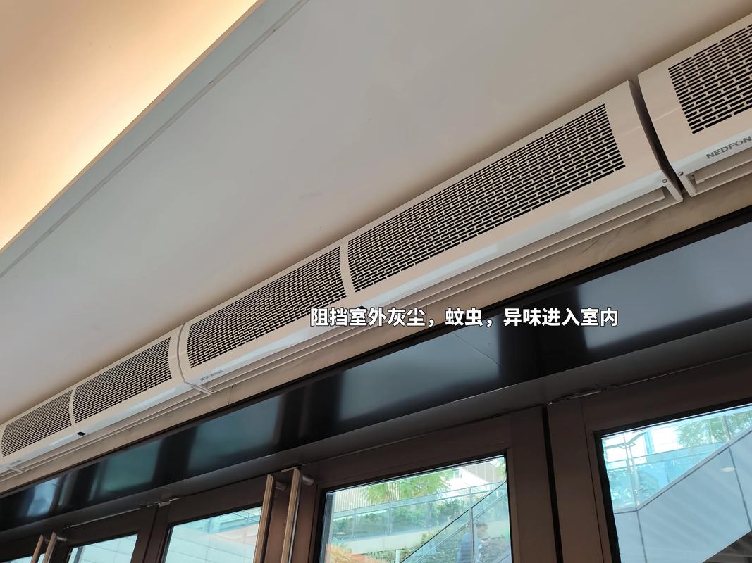 綠島風風幕機:商業環境的守護者.在繁忙的商場中,顧客們穿梭于